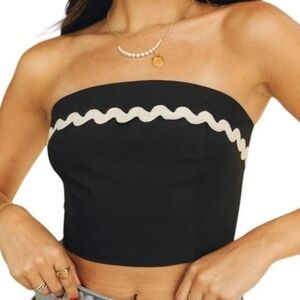 Black and white scalloped trim crop top with zipper back NWOT